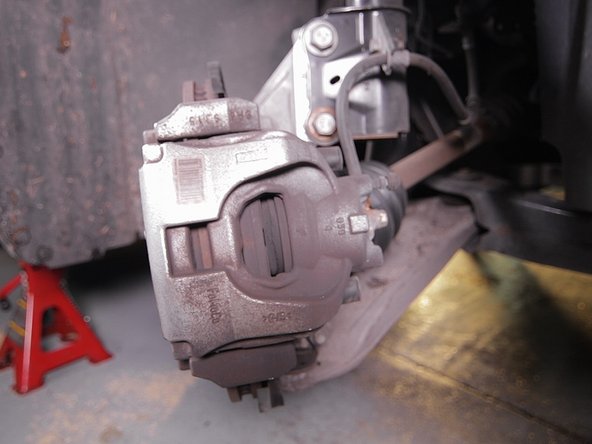 Tourner le volant pour avoir un meilleur accès à l'étrier