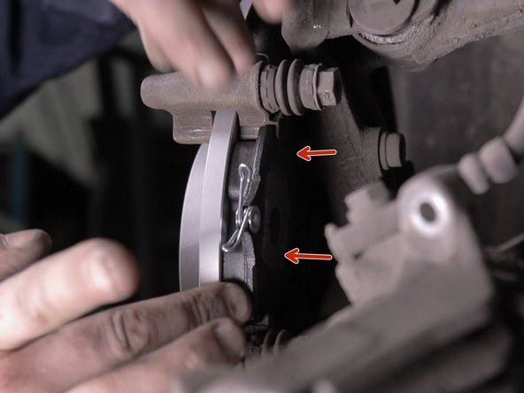 Reposer les 2 nouvelles plaquettes de frein