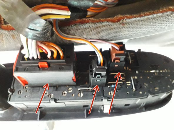 Dégrafer les 3 connexions électriques