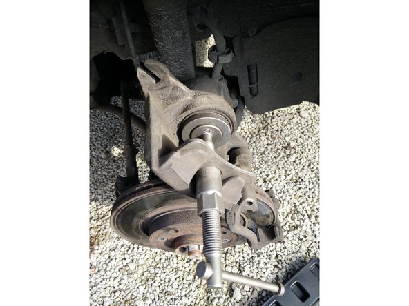 Vérifier que le liquide de frein ne déborde pas