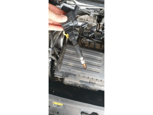 Pour récupérer la bougie dévissée au fond du puit de bougie, tu peux utiliser la bobine d'allumage.