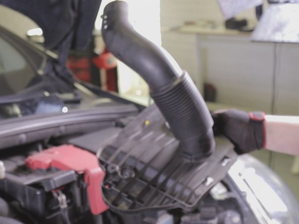 Retirer la première partie de la durite d'entrée du filtre à air