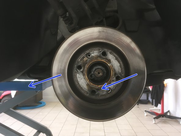 Retirer l'ancien disque, si besoin aidée vous d'un marteau