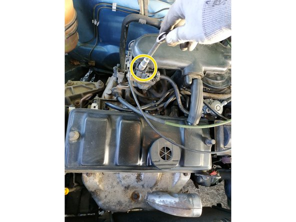 visser la vis de la coiffe à l'aide de la clé de 10mm