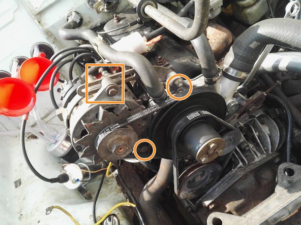 Réengager la courroie de l'alternateur dans la poulie de ce dernier