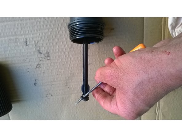 Démonter les deux joints toriques avec un tournevis.