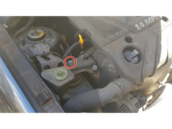 Dévissez de quelques tours la vis du support moteur.