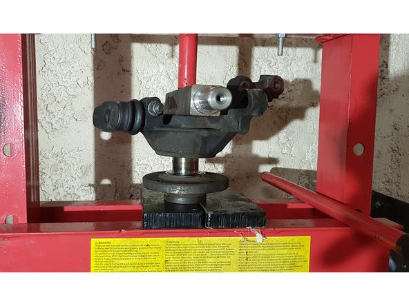 Il faut avant tout placer un disque de Ø65mm côté intérieur de la fusée pour éviter que le moyeu chasse la bague intérieure du roulement.