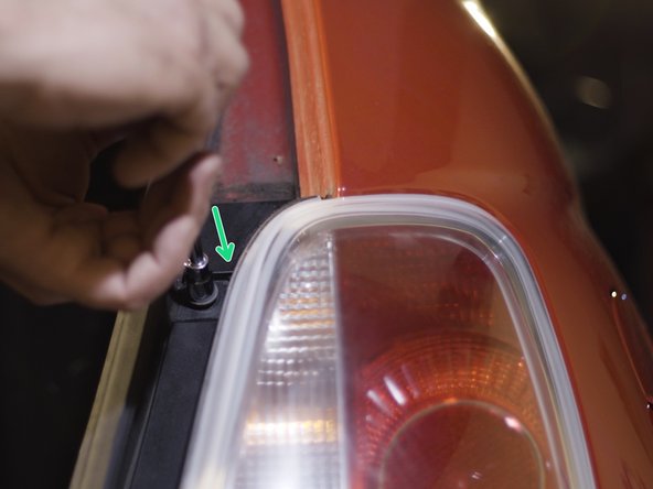 Revisser les deux vis pour fixer le nouveau feu arrière