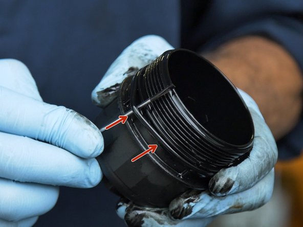 Extraire avec un tournevis plat le joint placé autour de la cloche