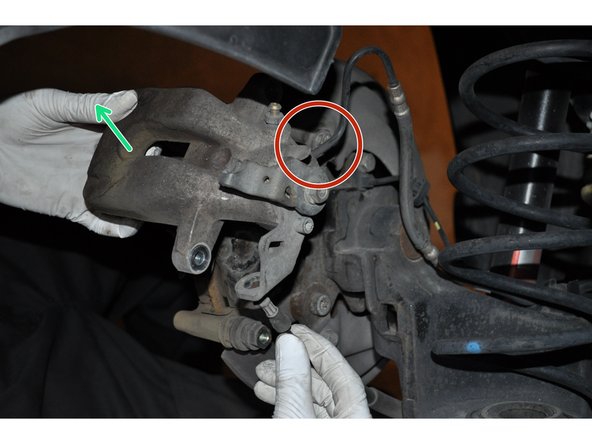 Retirer les deux vis en soutenant l'étrier.