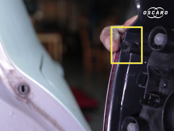 Repérer les accroches sur le feu et les trous correspondants dans leurs emplacements