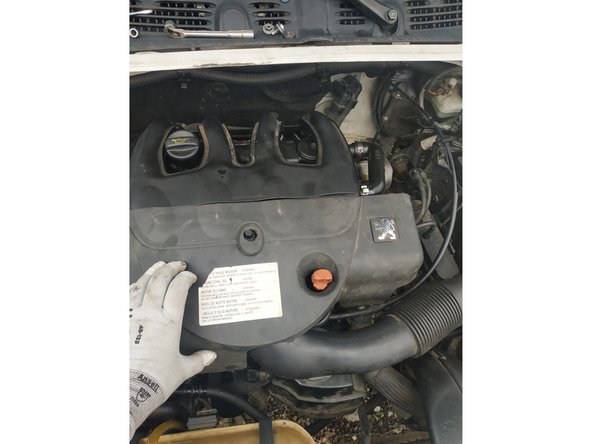 poser le cache, visser la vis sur le côté et mettre l'agrafe au-dessus