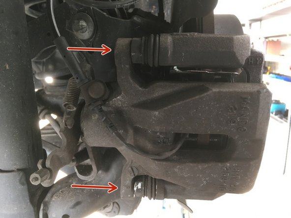 A l'aide de la clé de 17 et de 14 viser les deux vis de l'étrier