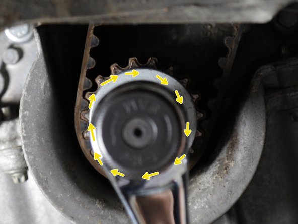 Dans un second temps faire tourner le moteur dans le sens des aiguilles d'une montre jusqu’à ce que le vilebrequin arrive en butée sur la pige sans forcer !