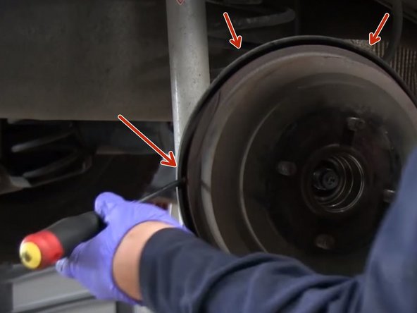 Retirer le tambour , si ce dernier ne vient pas aidez vous un tournevis pour faire levier ainsi que d'un marteau