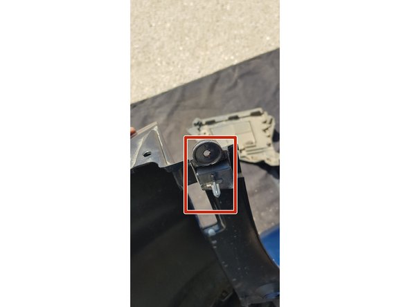 La pose du pare choc se fait de manière inverse au étape précédente. Etape 11 à 4 