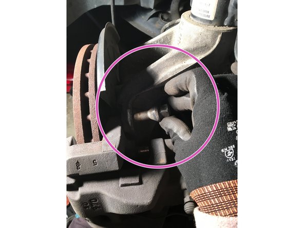 Dévissez les étriers de frein maintenus par les deux vis Torx à l’aide de la douille STX 20 (ils sont maintenus avec du frein filet, donc prévoyez une bonne clef à pipe avec un long manche ou un tube de fer pour faire levier, n’hésitez pas également à bien asperger le tout de dégrippant).