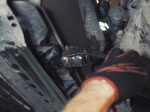 Relâcher la pince pour serrer la durite avec le collier