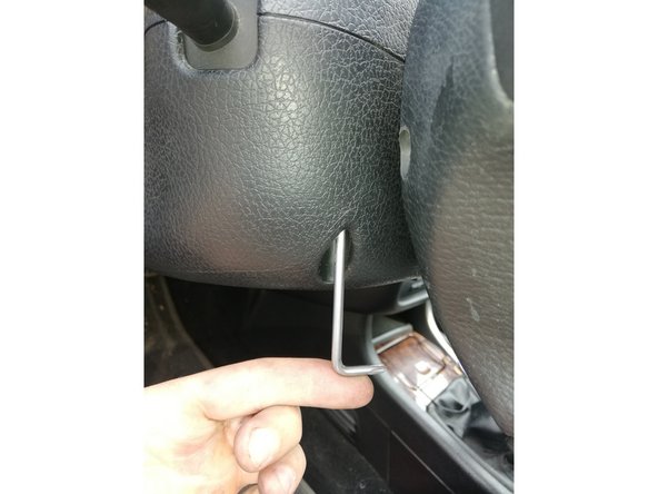 
Tighten the torx screws of the plastic steering wheel guards
