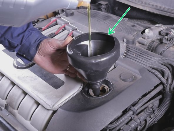 Placer un entonnoir et verser de l'huile