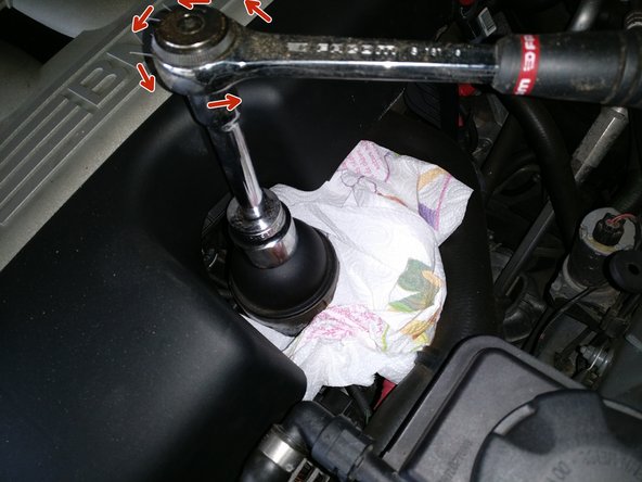 A l'aide d'un cliquet, d'une rallonge et d'une douille de 32, desserrer la filtre à huile sans le sortir