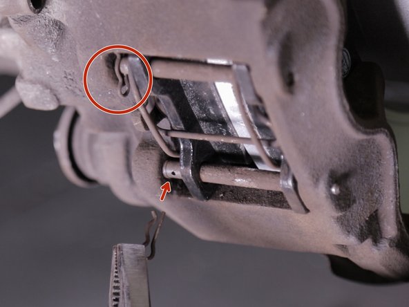 A l'aide d'une pince replacer les deux clips des 2 goupilles