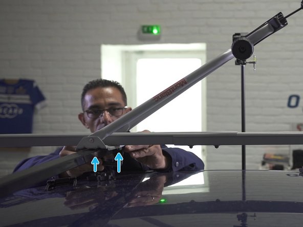 Placer les &quot;U&quot; de verrouillage par le dessous des barres de toit