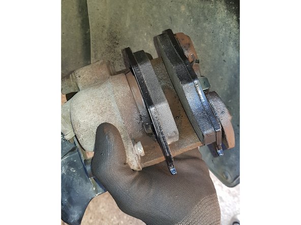 Repositionnez les plaquettes dans l'étrier en les mettant aux bonnes places puis fixez l'étrier avec les 2 vis.