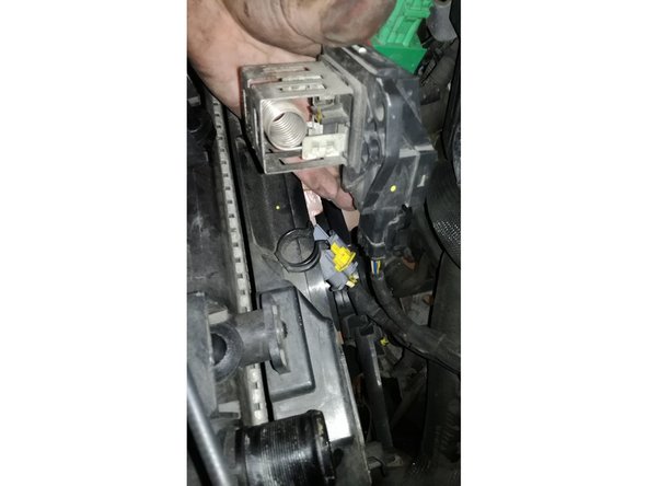 ce module est branché avec deux câbles, qui seront plus faciles à débrancher une fois dévissé.