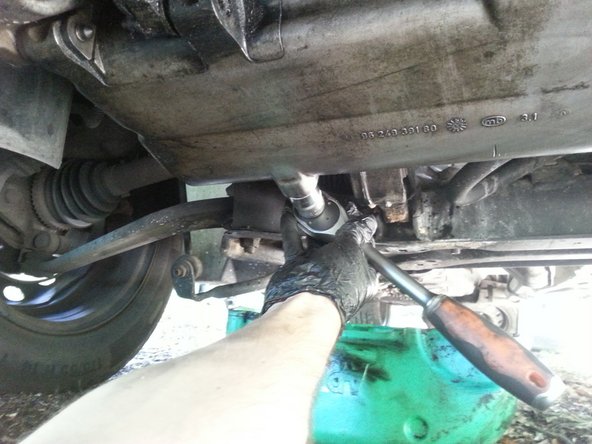 Revisser à la main le bouchon de carter puis serrer à la clé à douille de 21mm