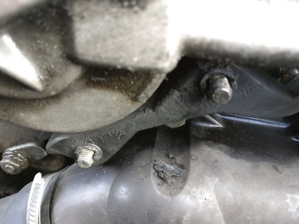 Une fois que vous avez retiré les agrafes, tirer légèrement sur le support pour le sortir