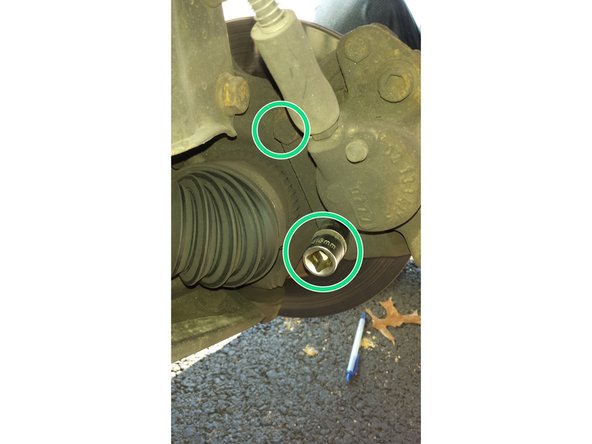 Les vis peuvent être un peu dure car ce sont des vis freinées. Il faut une clé de 18.