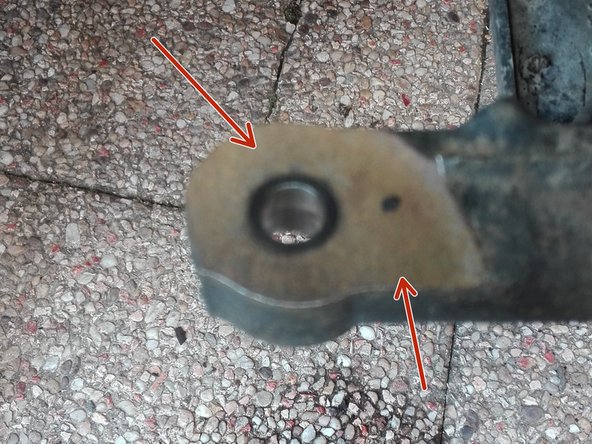 Nettoyer la porté de la rotule ainsi que le filetage à la brosse métallique, et dégraisser avec du nettoyant frein.