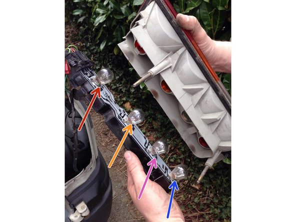 En rouge : Ampoule stop/veuilleuse.