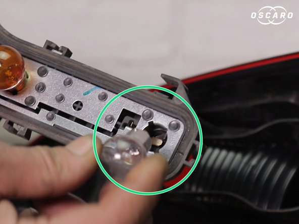 Dévisser les trois ampoules