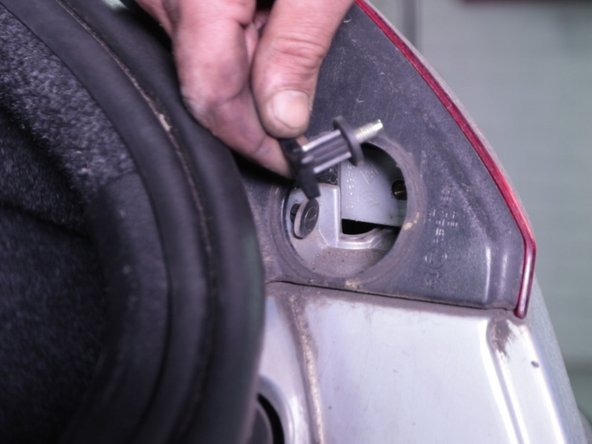 Retirer le papillon se trouvant derrière le cache