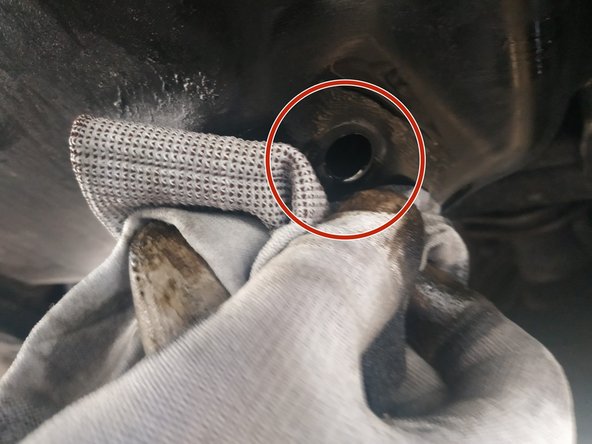 nettoyer le carter à l'aide d'un chiffon