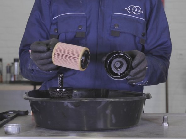 Enclencher le nouveau filtre à huile sur la cloche