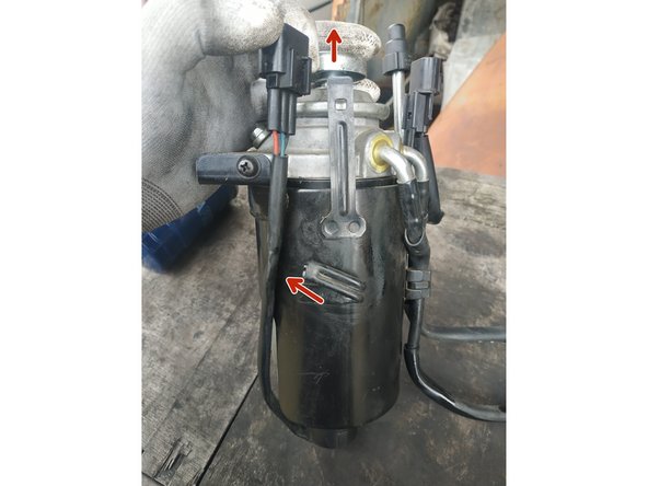 déloger la prise de son support (utiliser un petit tournevis plat pour déverrouiller la languette) et sortir le fil du passe-fil métallique