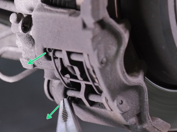 A l'aide d'une pince retirer les deux clips des 2 goupilles