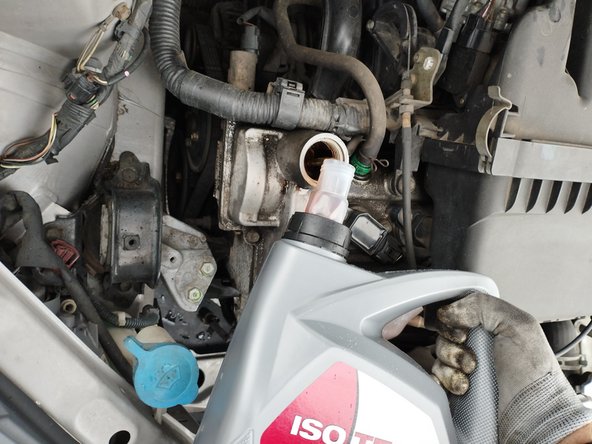 faire le plein d'huile 10w40, commencer par verser 3 litres