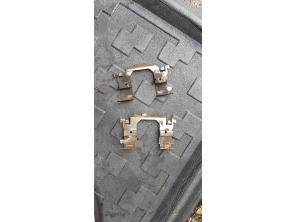 Procéder au nettoyage des agrafes en utilisant une brosse métallique et du nettoyant frein.