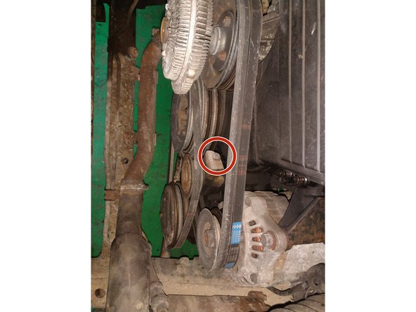 Détendre la courroie de la pompe à eau en dévissant l'écrou de tension