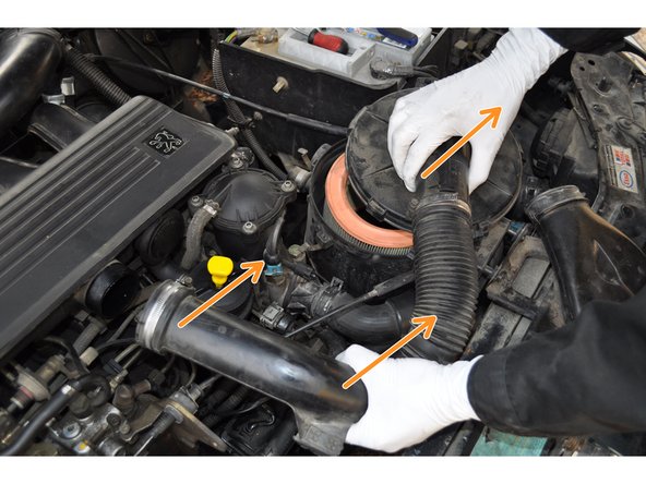 Déposer le couvercle et la conduite d'air d'admission