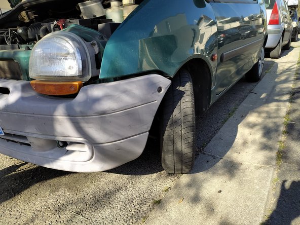 Nous allons maintenant répéter l'opération sur la roue avant gauche. Pour plus de facilité, tournez le volant vers la gauche.