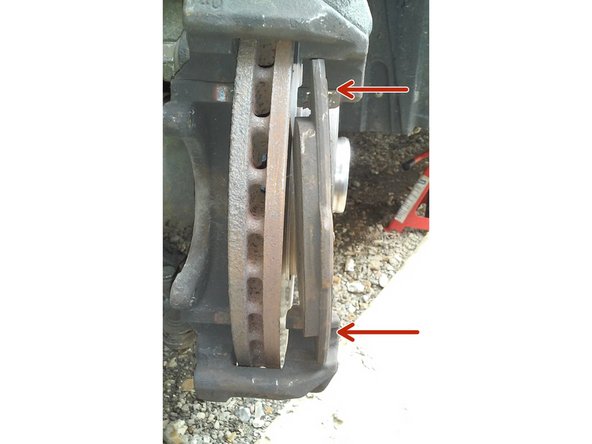 Repositionner la plaquette applique la contre le disque.