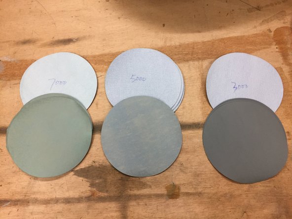 Scratcher la mousse sur la ponceuse et à l’aide du papier très fin . Grain : 1000 ; 1500 ; 2000 ; 3000 ; 5000 ; 7000 .