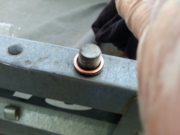 Mettre un nouveau joint sur le bouchon du carter