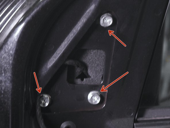 Resserrer les trois vis de fixation du rétroviseur